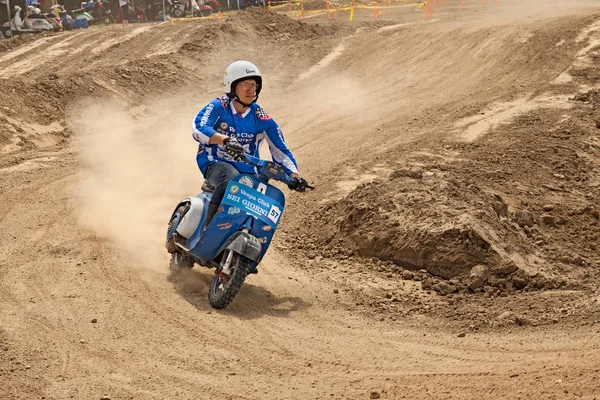 Vespa Krzyż Sterownik Działa Szybko Tor Motocross Pozostawiania Śladów Kurzu — Zdjęcie stockowe