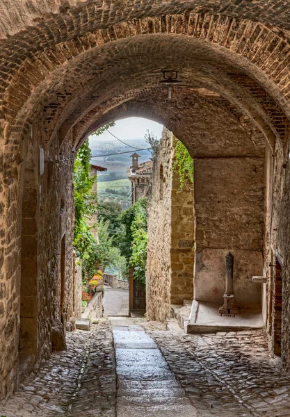 Picturesque Narrow Alley Archway Ancient Town Gualdo Cattaneo Umbria Italy — Stock Photo, Image