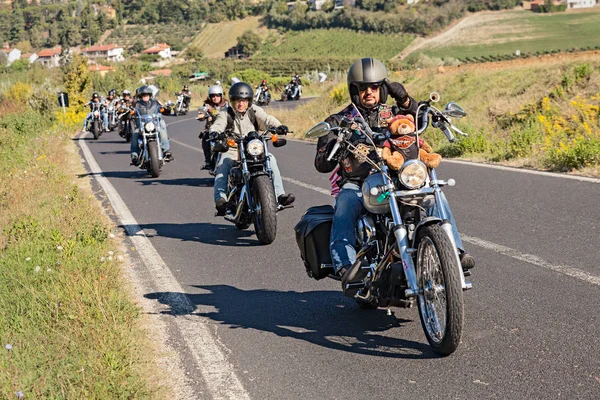 自転車に乗って走ってアメリカ バイク ハーレーダビッドソン オートバイ ラリー サンジョヴェーゼ ツアー でラヴェンナ章 2013 Riolo — ストック写真