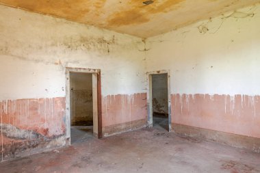 terk edilmiş bir evde - boş oda eski kalıntılar peeling Duvar ile salonda kirli.