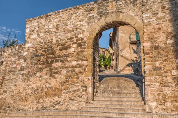 Küçük Kasaba Montefalco Umbtia Talya Dar Bir Sokak Medieval Surlarla — Stok fotoğraf