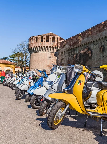Rangée Scooters Italiens Vintage Lambretta Vespa Garés Près Château Lors — Photo