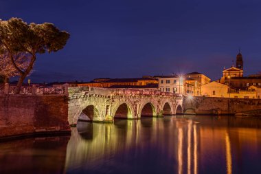 Rimini, Emilia Romagna, İtalya: Antik Roma Köprüsü, Tiberius gece eski şehir 