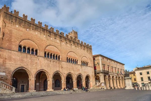 里米尼 意大利 古老的加富尔广场 市政厅位于意大利古城的老城 照片拍摄于2014年2月7日 — 图库照片