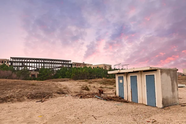 Pôr Sol Praia Com Cabana Abandonada Ruínas Edifício Antigo Fundo — Fotografia de Stock