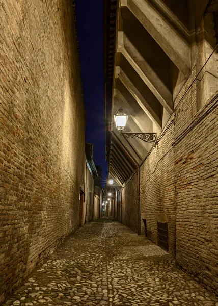 Lampposts와 자갈길된 이탈리아 거리에서에서 어두운 에밀리 Romagna 이탈리아 — 스톡 사진