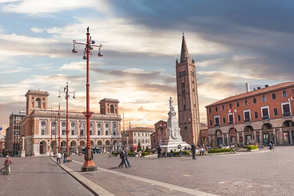 Forli, Emilia-Romagna, İtalya: eski ana kare Aurelio Saffi cityscape. 29 Mart 2014 çekilen fotoğraf