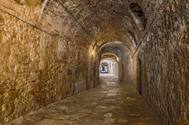 Colle di Val d'Elsa, Siena, Toskana, İtalya: Via delle Volte, eski şehir ortaçağ bir karanlık geçit pitoresk kaplı sokak
