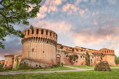 Imola, Bologna, Emilia-Romagna, İtalya: antik kale günbatımı, ünlü Ortaçağ İtalyan Kalesi
