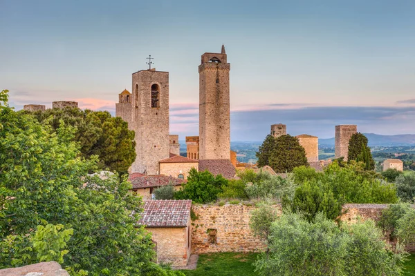 古代の塔と中世の街サン ジミニャーノ シエナ トスカーナ イタリア — ストック写真