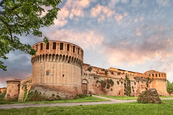 イモラ ボローニャ イタリア エミリア ロマーニャ州 サンセット 有名な中世イタリア要塞で古代城 — ストック写真