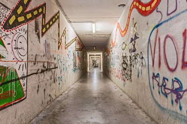 graffiti - ışık ve gölge grunge Çevreyolu Altgeçit - karanlık dar Metro sokak ile kentsel yeraltı tüneli