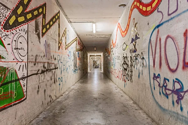 Stedelijke Ondergrondse Tunnel Met Graffiti Licht Schaduwen Voetgangers Onderdoorgang Van — Stockfoto