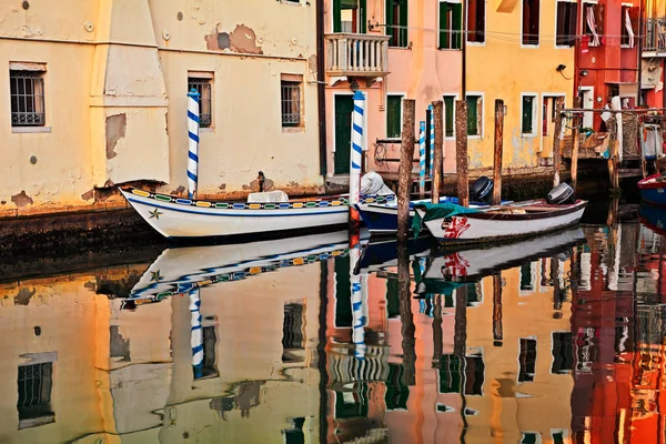 Binnenwateren Oude Stad Met Gekleurde Huizen Spiegel Het Water Houten — Stockfoto