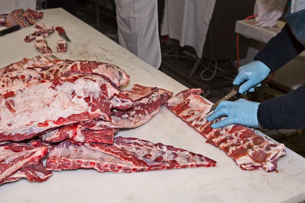 Carnicero Preparando Cortando Costillas Cerdo Montón Carne Roja Fresca Cruda —  Fotos de Stock