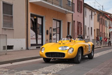 yarış araba Ferrari 500 Tr örümcek Scaglietti (1956) tarihsel klasik otomobil yarışı Mille Miglia, üzerinde 19 Mayıs 2017 yılında Gatteo, Fc, İtalya 