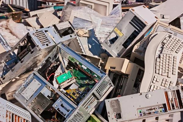 Elektroniskt Avfall Gamla Datorer Bildskärmar Och Andra Enheter Att Återvinna — Stockfoto