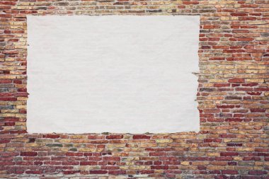 tuğla duvar - sokak billboard kopya alanı boş reklam afişi yapıştırılmış