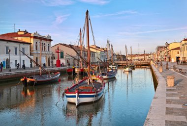 Bir Cesenatico, Emilia Romagna, İtalya - 2 Şubat 2018: Leonardo da Vinci eski Ahşap Yelkenli tekneler Adriyatik Denizi ile eski şehir tarafından tasarlanmış bağlantı noktası Kanal