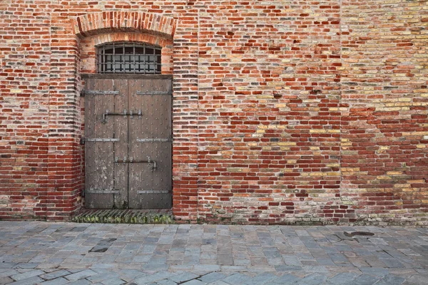 复古背景与老砖墙 石铺的人行道和古木门用螺栓 — 图库照片