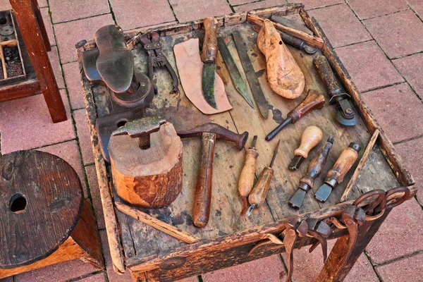 Werktafel Met Oude Instrumenten Van Ambachtelijke Schoenmaker Knippen Vorm Van — Stockfoto