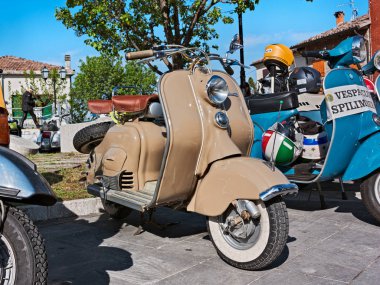 Poggio Berni, Rimini, İtalya - 9 Nisan 2012: vintage İtalyan scooter Lambretta ve Vespa motosiklet miting Vespa kulüp Santarcangelo di Romagna