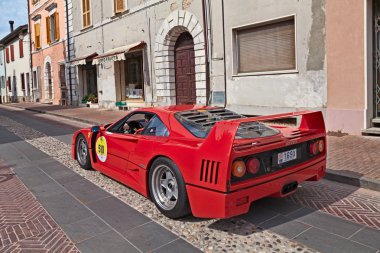 Gatteo, Fc, İtalya - 19 Mayıs 2017: mürettebat Mille Miglia, tarihi İtalyan otomobil rac haraç Ferrari Rallisi'nde bir spor araba Ferrari F40 (1980)