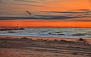 Chioggia, Venezia, Veneto, İtalya: deniz manzarası gündoğumu, üzerinden beach, Isola Verde - peyzaj Ariatic denizin pitoresk bir kırmızı sk ile şafak