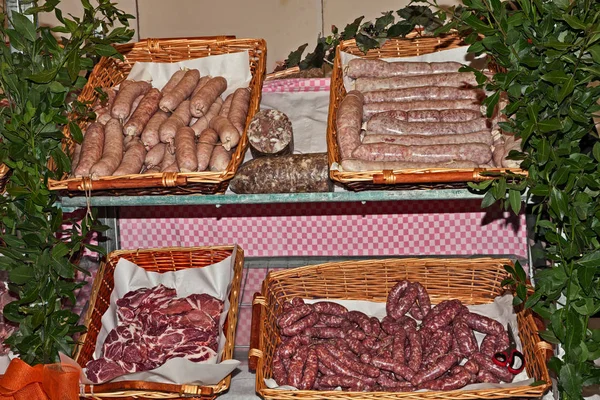 イタリア料理 職人のサラミと豚肉の首の塩漬けスパイスとコショウで味付け — ストック写真