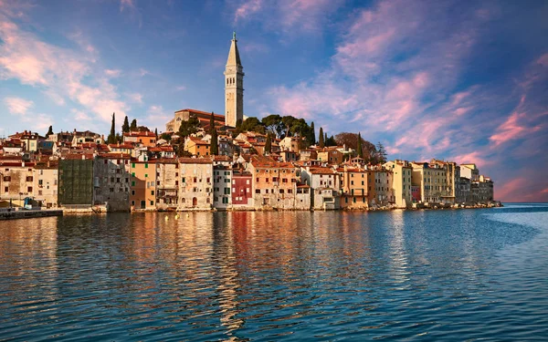 바다를 내려다 마을의 Rovinj Istria 크로아티아 — 스톡 사진