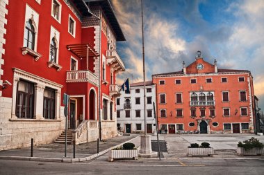 Vodnjan, Istria, Hırvatistan: eski Belediye Binası ve eski Bradamante Sarayı ile Pula yakınındaki kasabada insanlar kare