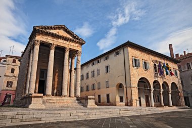 Pula, Istria, Hırvatistan: Antik Roma Tapınağı Augustus ve şehir merkezindeki Belediye Binası