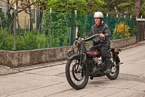 圣彼得在特伦托 拉文纳 意大利 2018年4月13日 骑手在一个老式的英国摩托车 Lea 弗朗西斯 双日本发动机 1913 在经典的摩托车拉力赛赫雷斯环形赛道在特伦托的圣彼得 — 图库照片