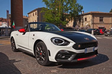 Forli, İtalya - 22 Nisan 2018: Cabrio spor araba Fiat 124 Spider Abarth Nuova 124 Spider Club Italia ilk araba toplantıda Park