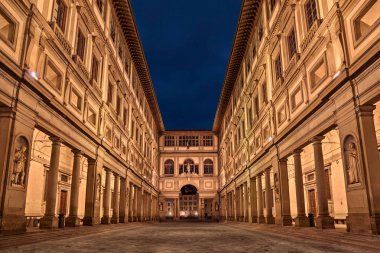 Florence, Toskana, İtalya - 23 Şubat 2017: Uffizi Galerisi dışındaki (İtalyanca: Galleria degli Uffizi), özellikle Rönesans dönemine ait paha biçilmez eserlerin bir koleksiyon tutan ünlü Sanat Müzesi