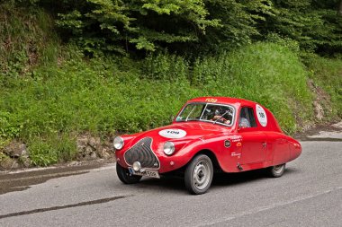 Passo della Futa (FI), İtalya - 18 Mayıs 2013: sürücü ve yardımcı sürücü bir klasik yarış araba İtalyanca tarihsel Fiat 508 C Mille Miglia Berlinetta Aerodinamica (1939) yarış Mille Miglia
