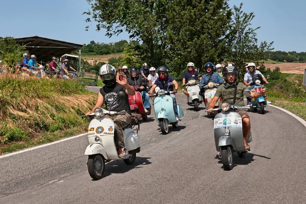 Cesena Italia Junio 2016 Grupo Ciclistas Montando Scooters Italianos Vespa — Foto de Stock