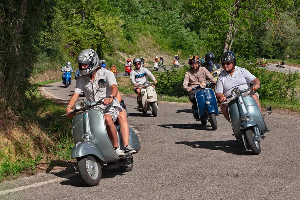 Cesena Italia Junio 2016 Grupo Ciclistas Montando Scooters Italianos Vespa — Foto de Stock