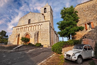 Saignon, Provence, Fransa: antik kilise Notre-Dame de Pīti Luberon park Ortaçağ Köyü. 6 Mayıs 2018 üzerinde çekilen fotoğraf