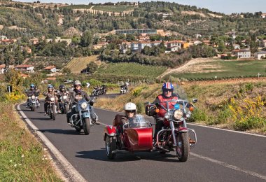 Riolo Terme, Ra, İtalya - 22 Eylül 2013: Harley Davidson Motosiklet sepeti ile bir grup motosiklet motosiklet sürme bisikletçileri 