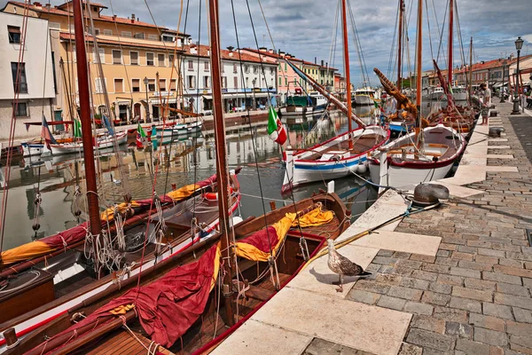 意大利切塞纳蒂科 2018年2月2日 由达芬奇在老城设计的港口运河与亚得里亚海上的古木帆船 — 图库照片