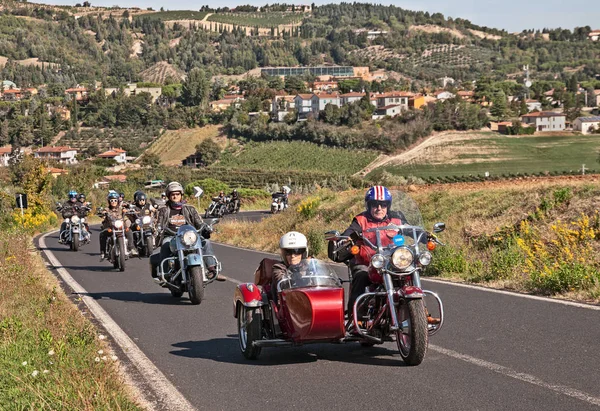 Riolo Terme イタリア 2013 オートバイのバイクのグループとサイドカーでハーレーに乗るバイカー ラリー ラヴェンナ章 サンジョヴェーゼ ツアー — ストック写真