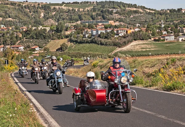 Riolo Terme, Ra, İtalya - 22 Eylül 2013: Harley Davidson Motosiklet sepeti ile bir grup motosiklet motosiklet sürme bisikletçileri 