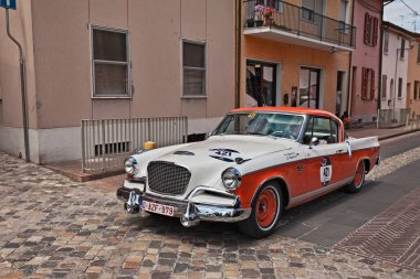 Eski model Amerikan araba Studebaker altın Hawk (1956) klasik araba yarışı Mille Miglia, İtalyan tarihi Formula (1927-1957) çalışır. Gatteo, Fc, İtalya - 19 Mayıs 2018