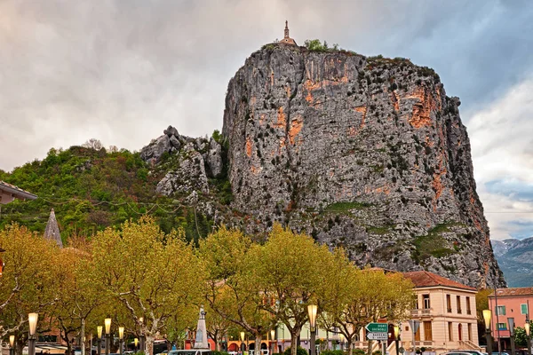 カステラーヌ プロバンス フランス 上部教会の高い岩のふもとに町の風景 — ストック写真