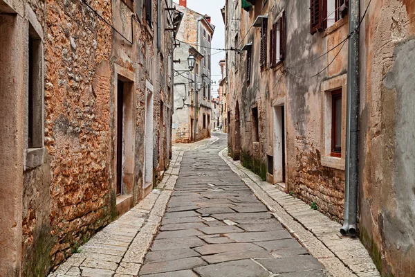 Vodnjan Istria Croacia Pintoresco Callejón Antiguo Con Casas Antiguas Ciudad — Foto de Stock