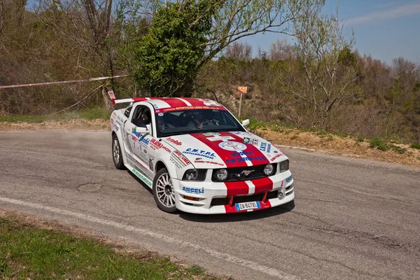 Drift Racing Bil Ford Mustang Aktion Drivande Med Rökning Däck — Stockfoto