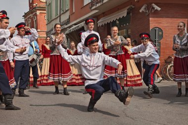 Uluslararası Folklor Festivali sırasında Russi, Ravenna, İtalya - 2 Ağustos 2018 sokak şehirde geleneksel Kazak dans halk dansları topluluğu Rejoice Ruslar azak, Rusya'dan gerçekleştirir