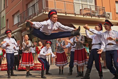 Uluslararası Folklor Festivali sırasında Russi, Ravenna, İtalya - 2 Ağustos 2018 sokak şehirde geleneksel Kazak dans halk dansları topluluğu Rejoice Ruslar azak, Rusya'dan gerçekleştirir