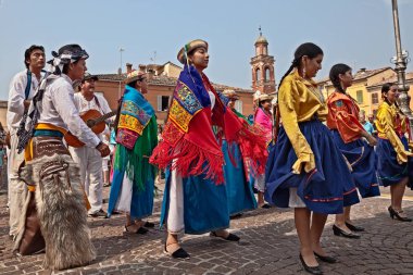 Halk Dansları Topluluğu Cuniburo kültürel Ekvador üzerinden geleneksel dans kasaba meydanında Uluslararası Folklor Festivali sırasında Russi, Ravenna, İtalya - 2 Ağustos 2018 gerçekleştirir